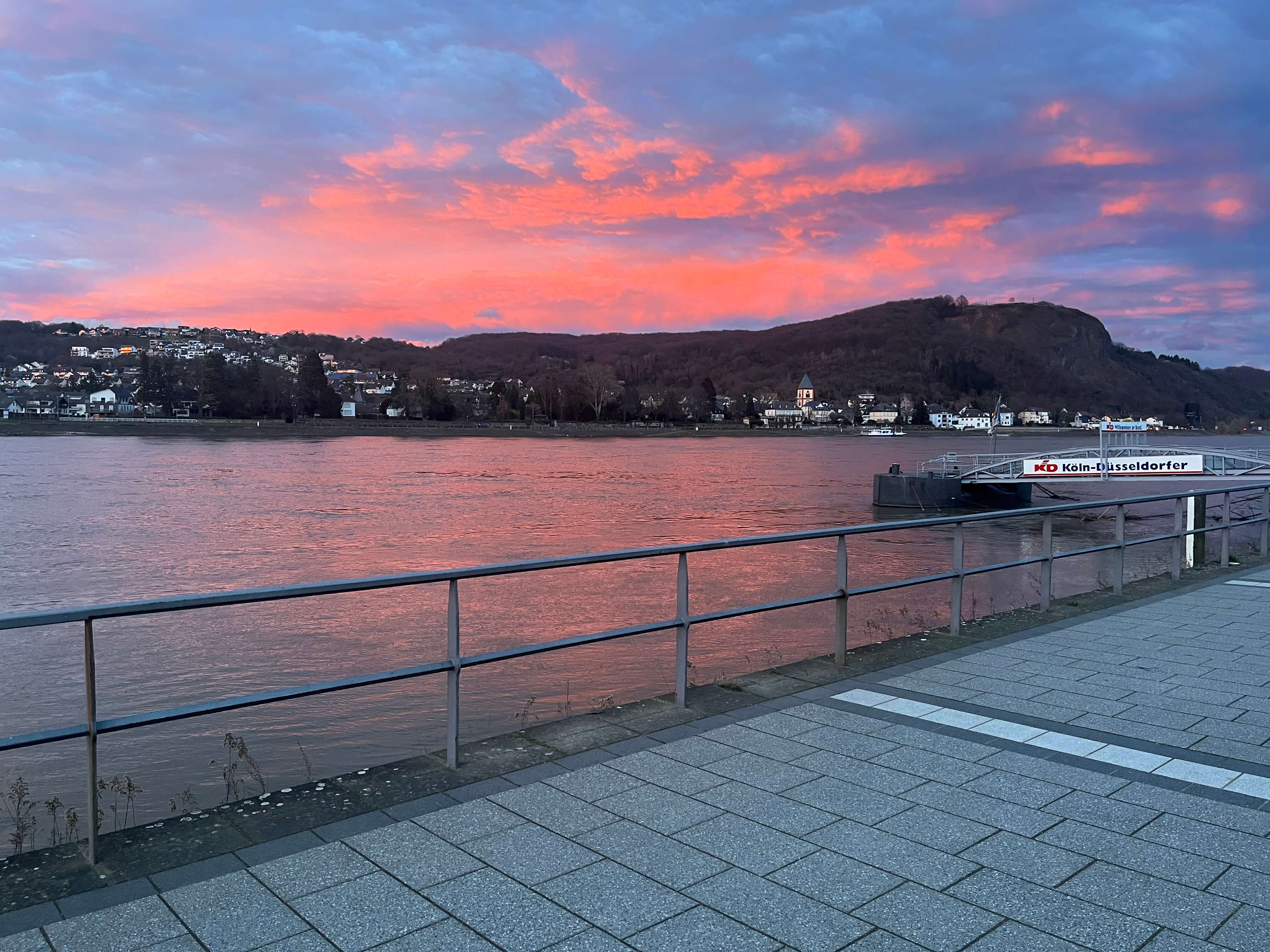 Malerischer Ausblick von der Terrasse auf die Rheinpromenade