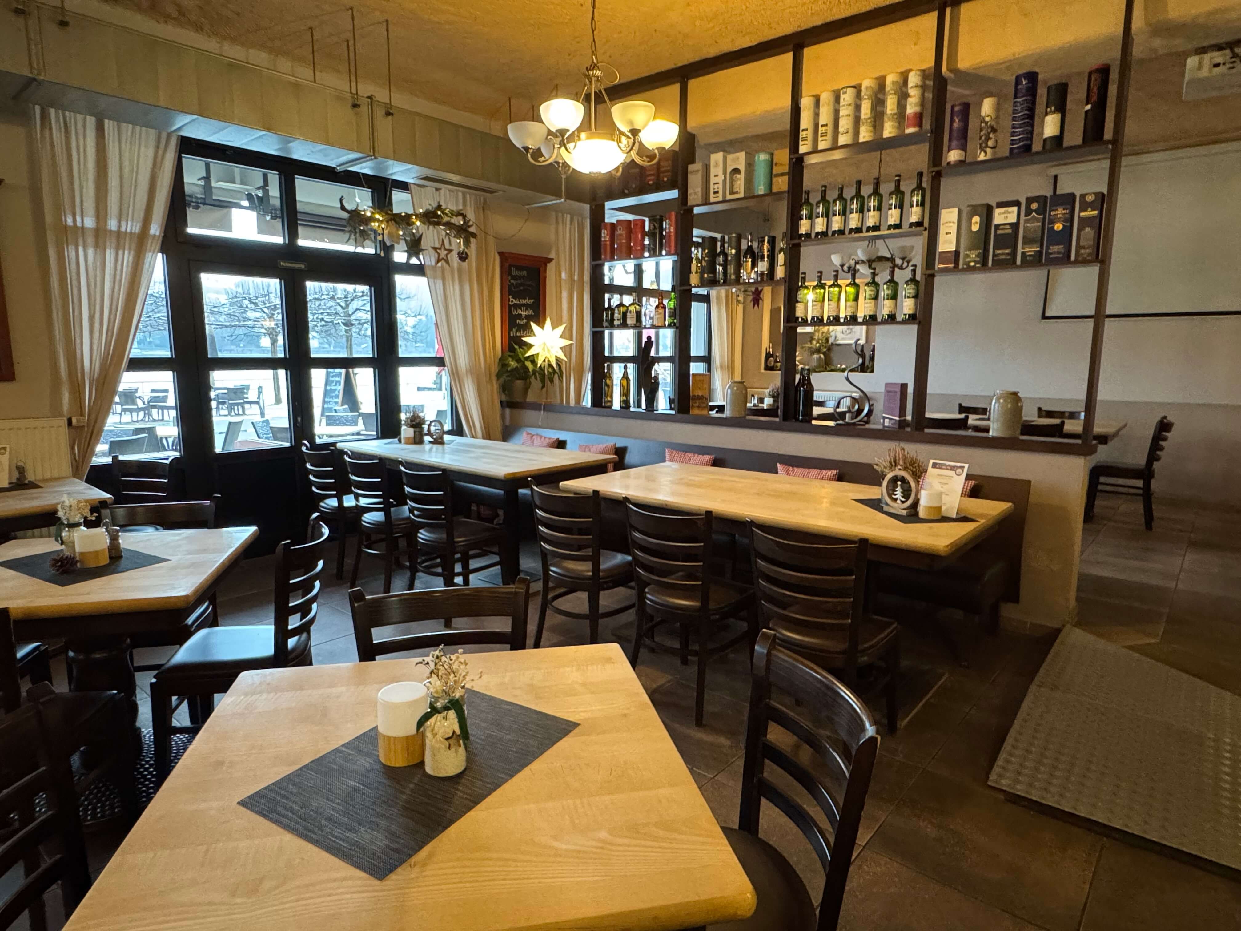 Gemütlicher Gastraum im Brauhaus Remagen mit rustikaler Einrichtung