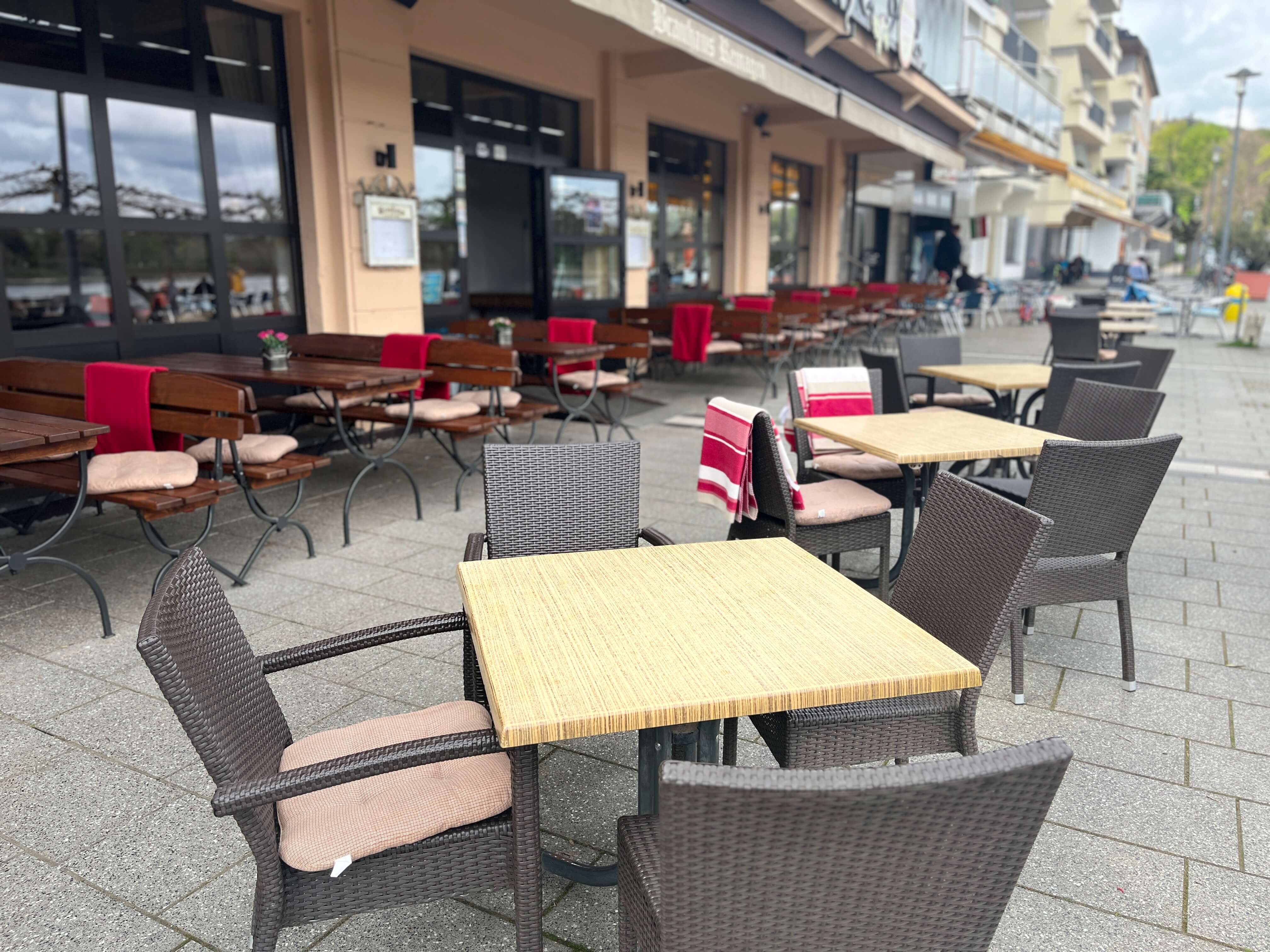 Sonnige Außenterrasse mit Blick auf den Rhein